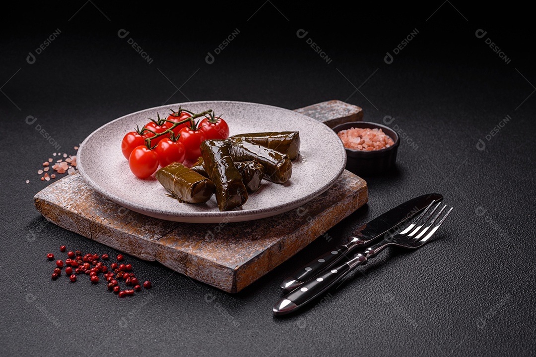 Delicioso dolma em forma de arroz e carne embrulhado em folhas de uva ou substituto de carne com sal e temperos