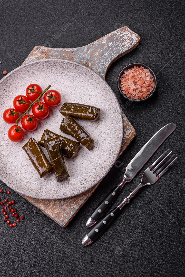 Delicioso dolma em forma de arroz e carne embrulhado em folhas de uva ou substituto de carne com sal e temperos