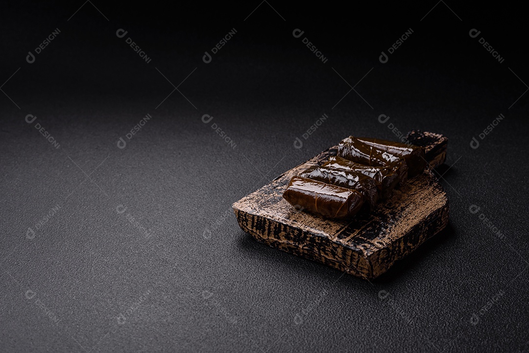 Delicioso dolma em forma de arroz e carne embrulhado em folhas de uva ou substituto de carne com sal e temperos