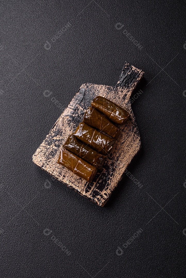 Delicioso dolma em forma de arroz e carne embrulhado em folhas de uva ou substituto de carne com sal e temperos