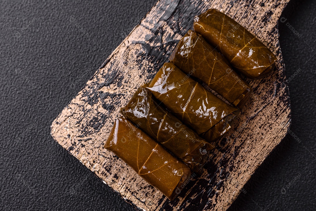 Delicioso dolma em forma de arroz e carne embrulhado em folhas de uva ou substituto de carne com sal e temperos