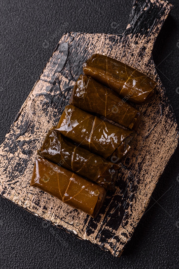 Delicioso dolma em forma de arroz e carne embrulhado em folhas de uva ou substituto de carne com sal e temperos