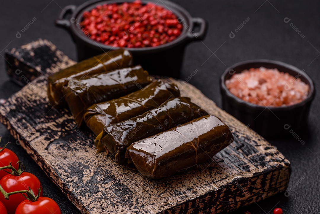 Delicioso dolma em forma de arroz e carne embrulhado em folhas de uva ou substituto de carne com sal e temperos