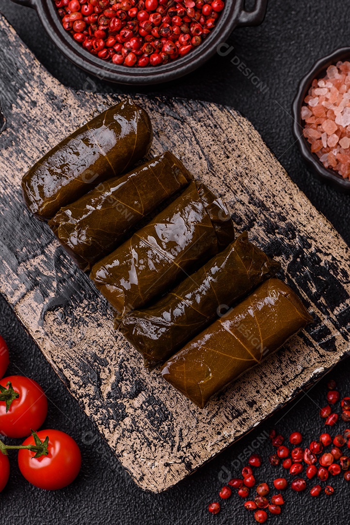 Delicioso dolma em forma de arroz e carne embrulhado em folhas de uva ou substituto de carne com sal e temperos