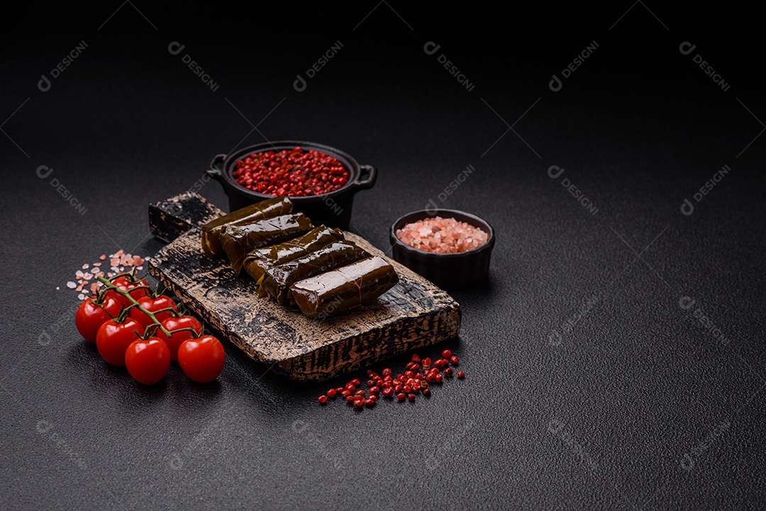 Delicioso dolma em forma de arroz e carne embrulhado em folhas de uva ou substituto de carne com sal e temperos