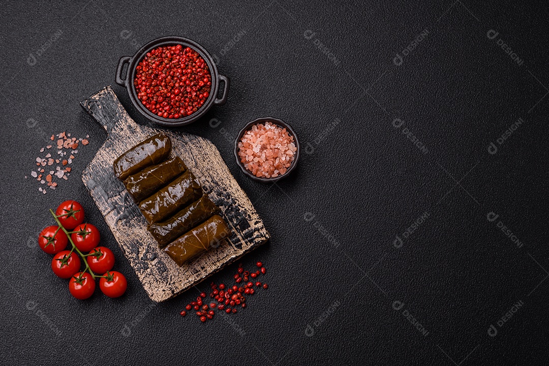 Delicioso dolma em forma de arroz e carne embrulhado em folhas de uva ou substituto de carne com sal e temperos