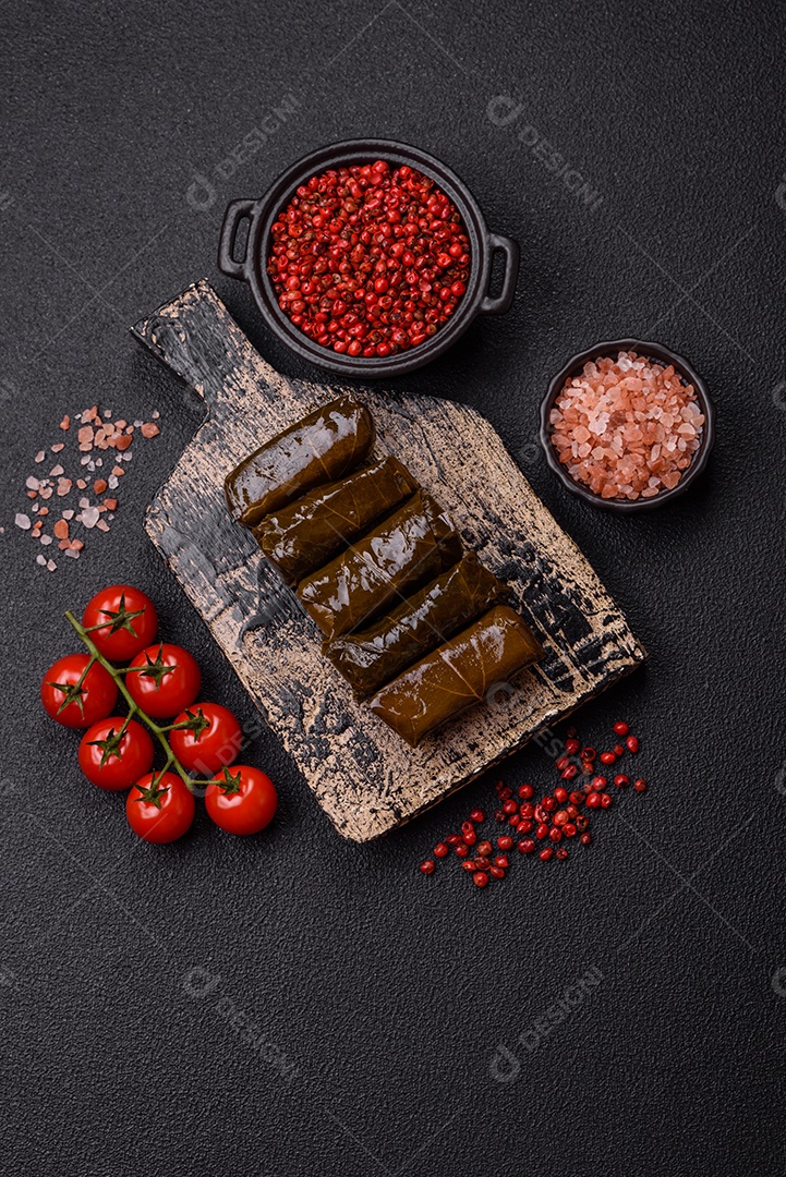Delicioso dolma em forma de arroz e carne embrulhado em folhas de uva ou substituto de carne com sal e temperos