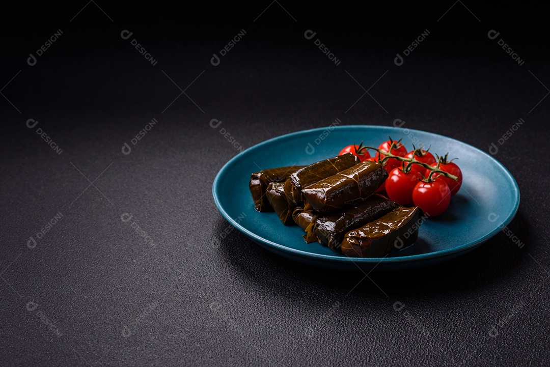 Delicioso dolma em forma de arroz e carne embrulhado em folhas de uva ou substituto de carne com sal e temperos