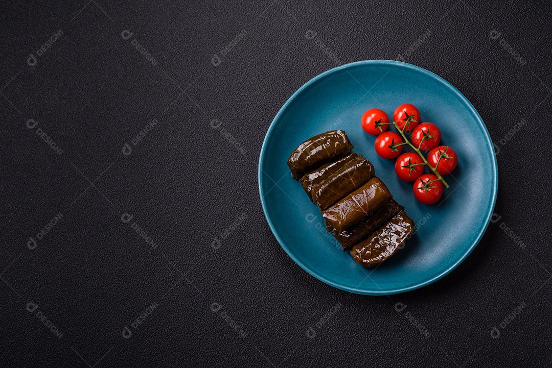 Delicioso dolma em forma de arroz e carne embrulhado em folhas de uva ou substituto de carne com sal e temperos