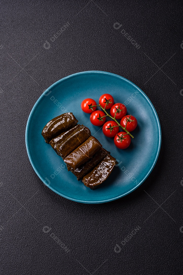 Delicioso dolma em forma de arroz e carne embrulhado em folhas de uva ou substituto de carne com sal e temperos