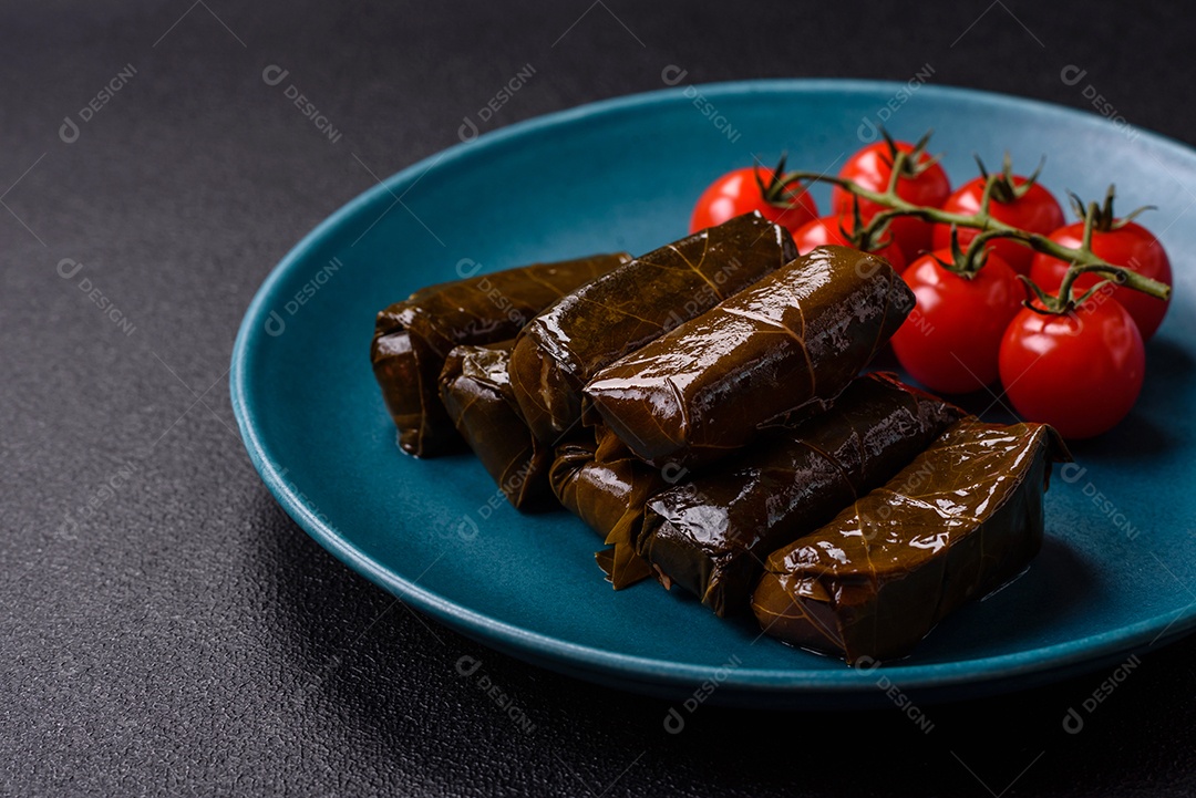 Delicioso dolma em forma de arroz e carne embrulhado em folhas de uva ou substituto de carne com sal e temperos