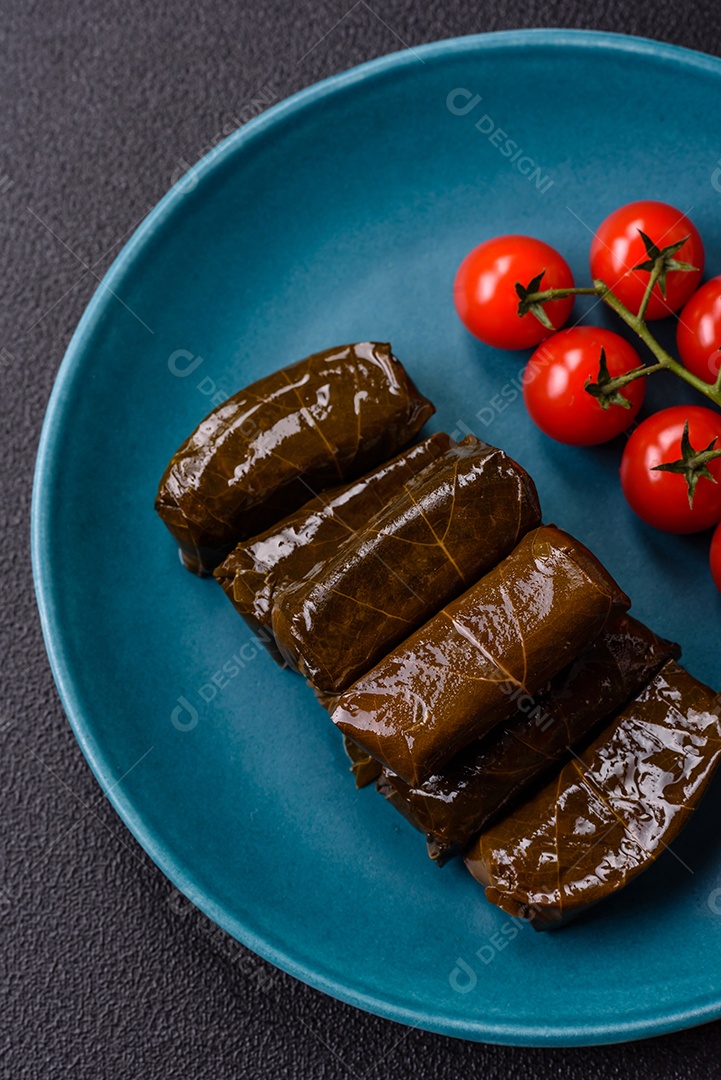 Delicioso dolma em forma de arroz e carne embrulhado em folhas de uva ou substituto de carne com sal e temperos
