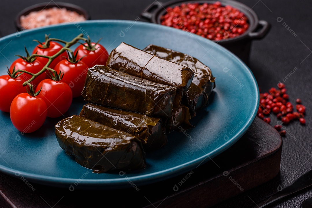 Delicioso dolma em forma de arroz e carne embrulhado em folhas de uva ou substituto de carne com sal e temperos