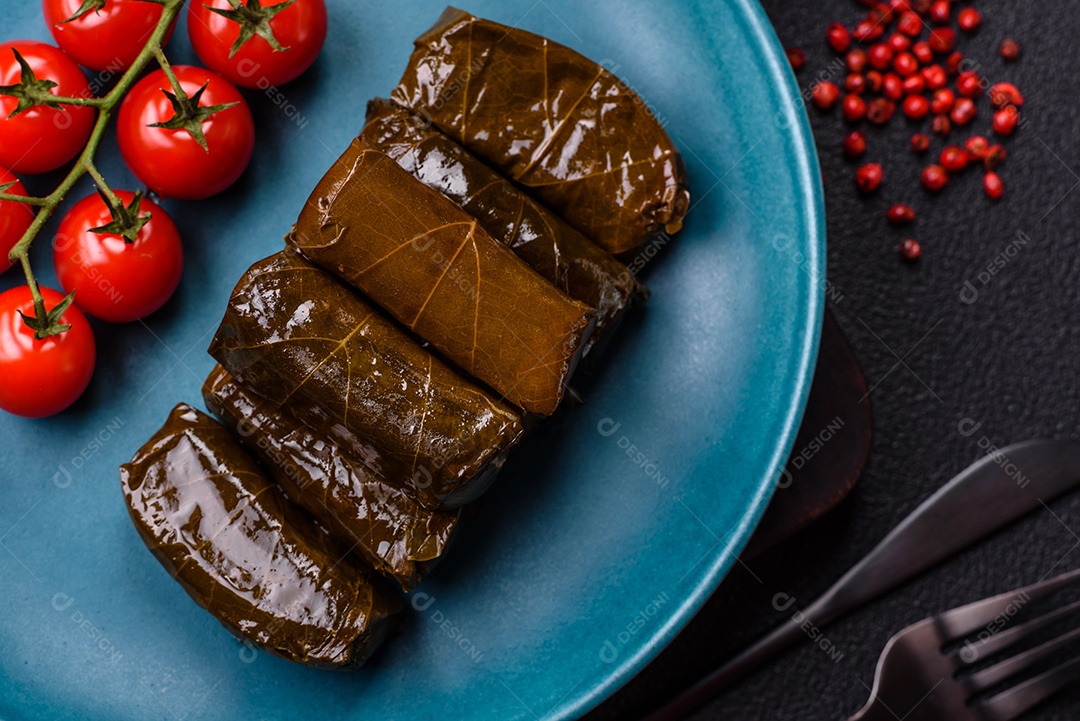 Delicioso dolma em forma de arroz e carne embrulhado em folhas de uva ou substituto de carne com sal e temperos