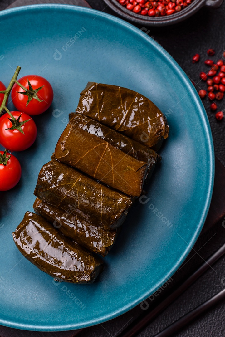Delicioso dolma em forma de arroz e carne embrulhado em folhas de uva ou substituto de carne com sal e temperos