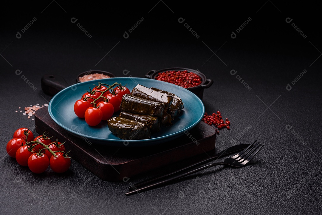 Delicioso dolma em forma de arroz e carne embrulhado em folhas de uva ou substituto de carne com sal e temperos