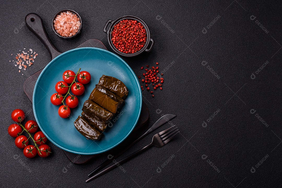 Delicioso dolma em forma de arroz e carne embrulhado em folhas de uva ou substituto de carne com sal e temperos