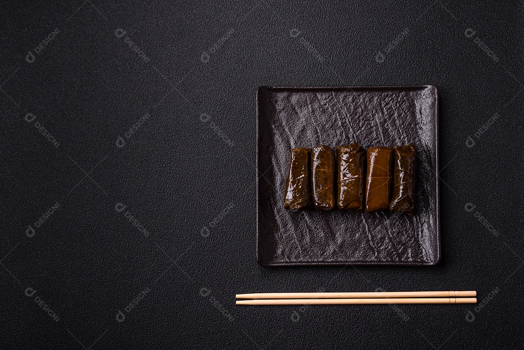 Delicioso dolma em forma de arroz e carne embrulhado em folhas de uva ou substituto de carne com sal e temperos