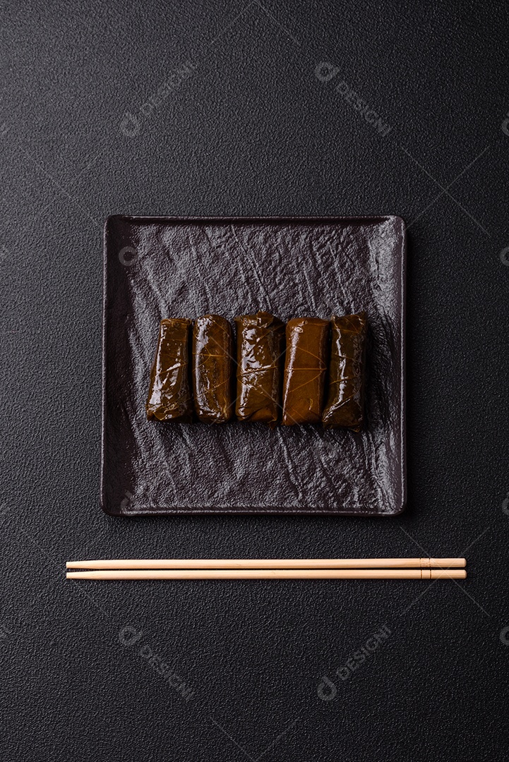 Delicioso dolma em forma de arroz e carne embrulhado em folhas de uva ou substituto de carne com sal e temperos