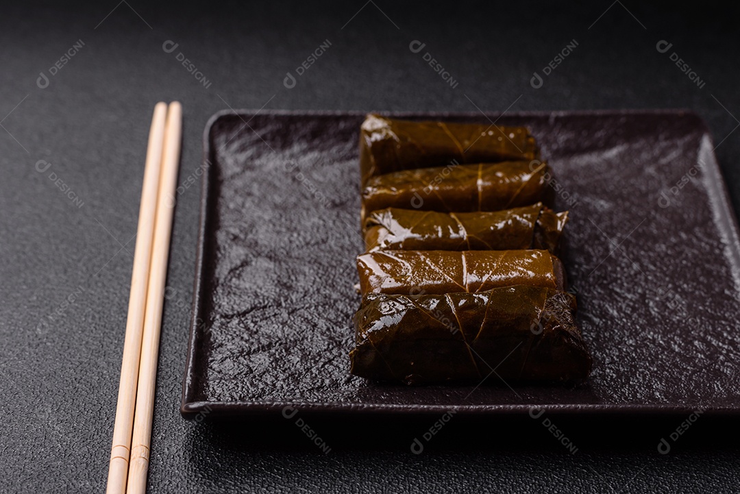 Delicioso dolma em forma de arroz e carne embrulhado em folhas de uva ou substituto de carne com sal e temperos