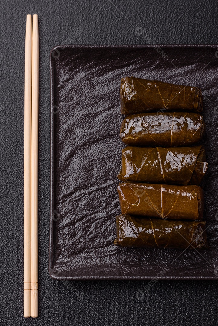 Delicioso dolma em forma de arroz e carne embrulhado em folhas de uva ou substituto de carne com sal e temperos