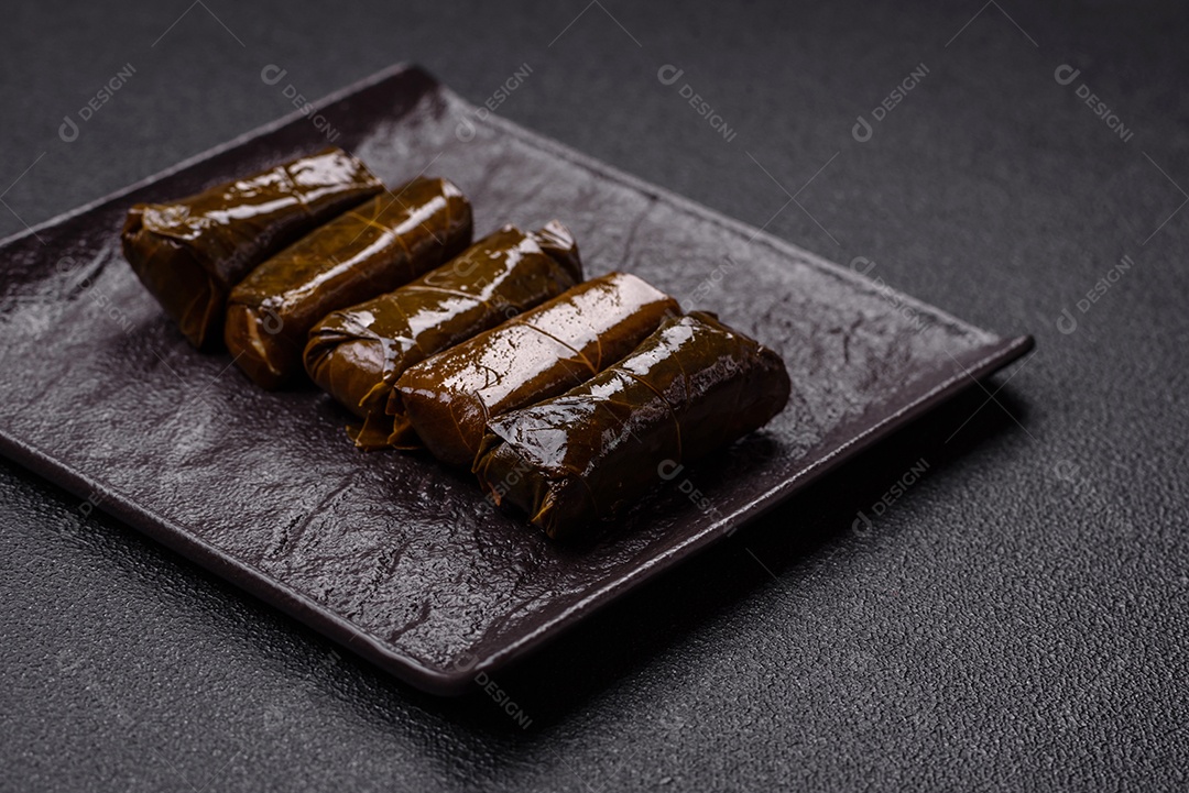 Delicioso dolma em forma de arroz e carne embrulhado em folhas de uva ou substituto de carne com sal e temperos