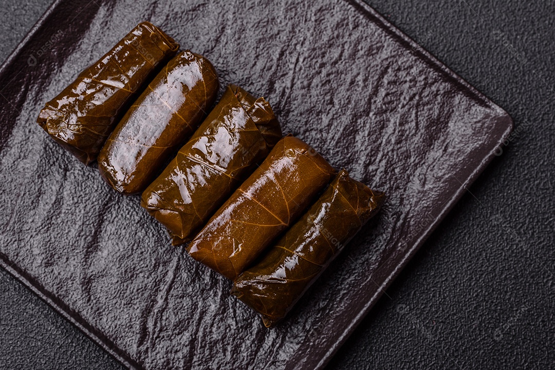 Delicioso dolma em forma de arroz e carne embrulhado em folhas de uva ou substituto de carne com sal e temperos
