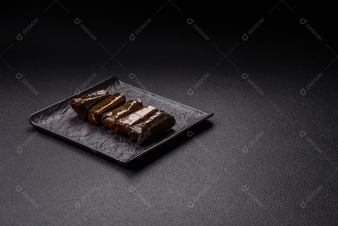 Delicioso dolma em forma de arroz e carne embrulhado em folhas de uva ou substituto de carne com sal e temperos