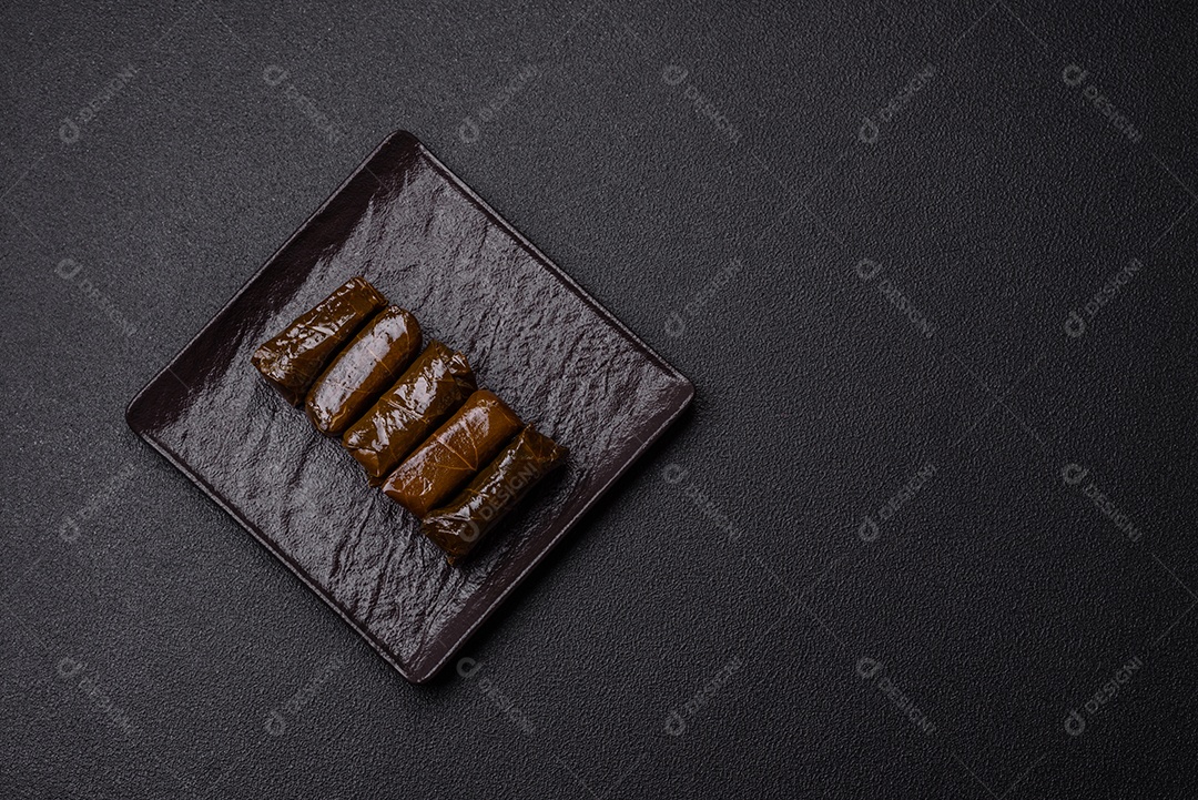 Delicioso dolma em forma de arroz e carne embrulhado em folhas de uva ou substituto de carne com sal e temperos