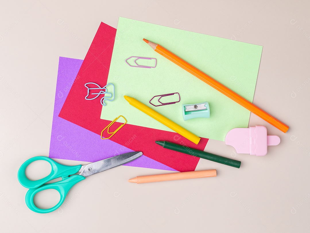 Folhas coloridas clips e lápis borracha e tesoura