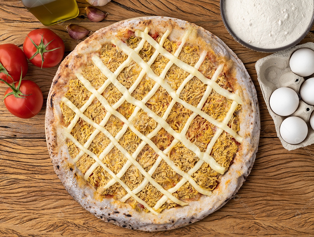 Pizza de frango com catupiry e ingredientes aos lados