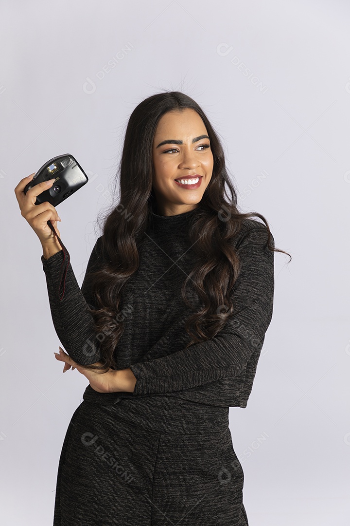 Jovem linda sorrindo segurando camera