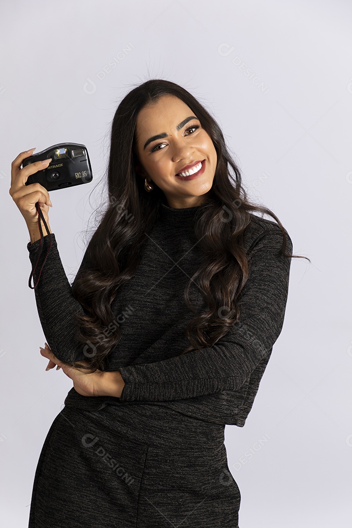 Jovem sorrindo segurando uma camera