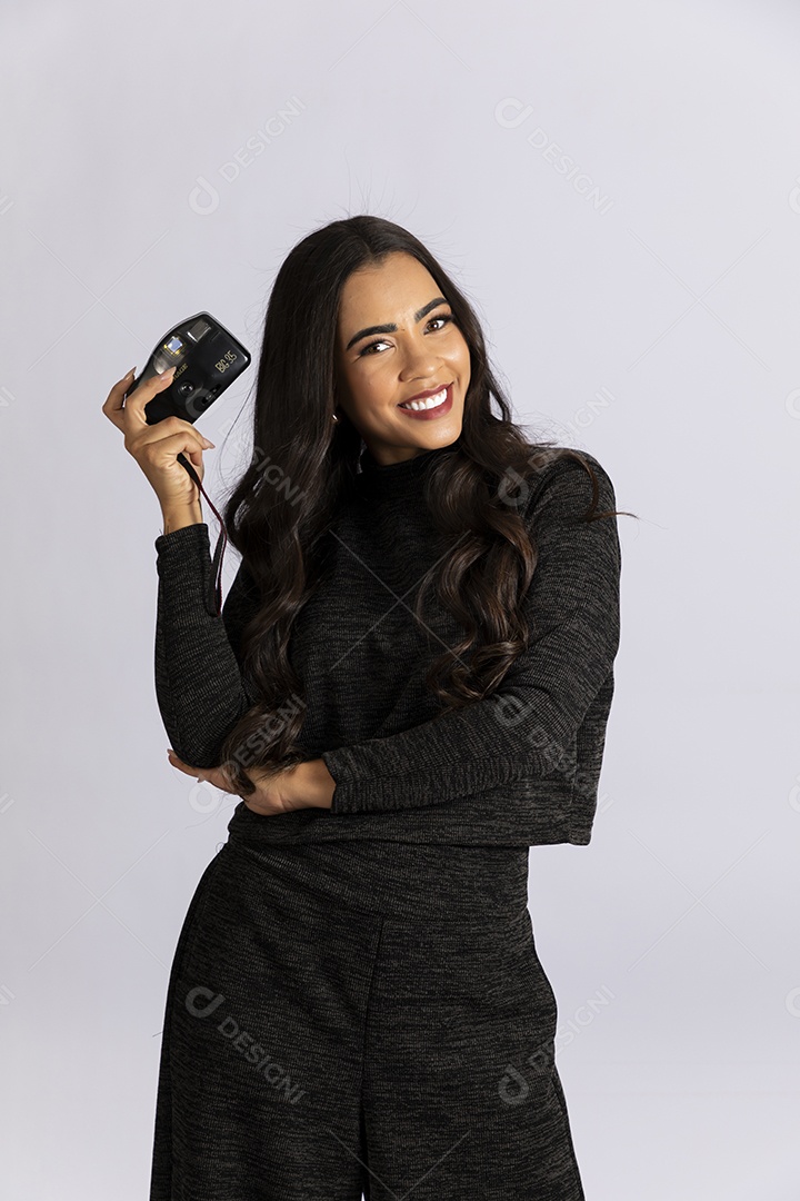 Jovem sorrindo segurando uma camera