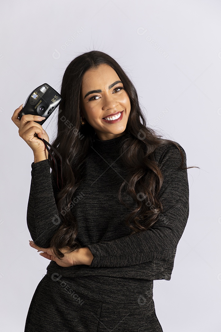 Jovem sorrindo segurando uma camera