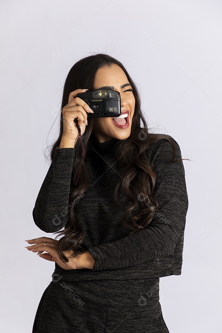 Jovem com camera na mão