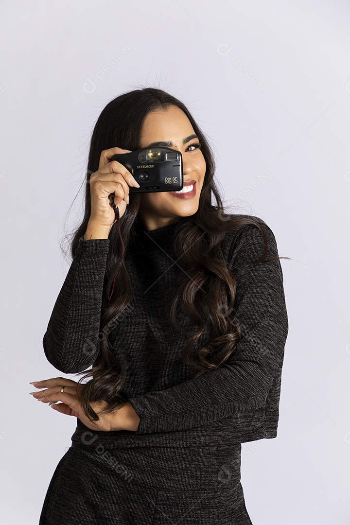 Jovem com camera na mão