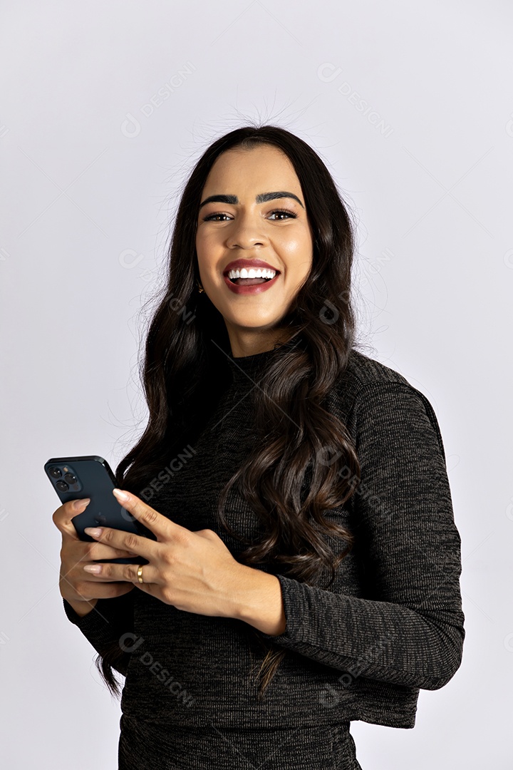 Linda garota com celular na mão