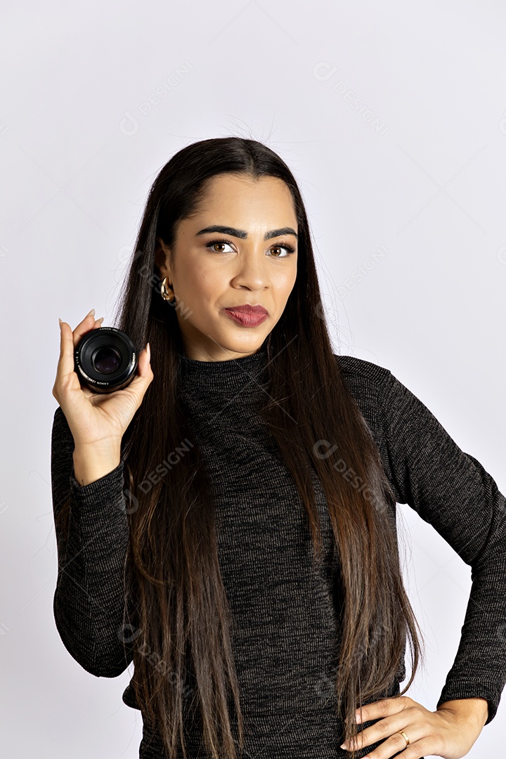 Linda jovem com lentes de camera na mão