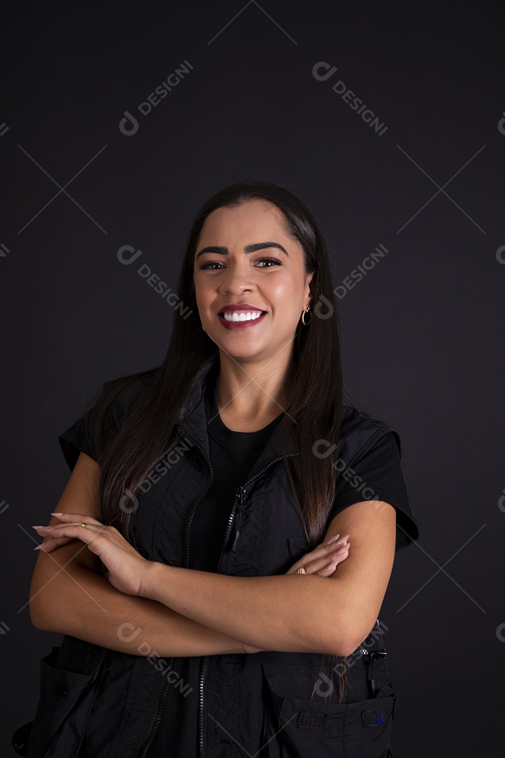 Linda jovem de roupa preta