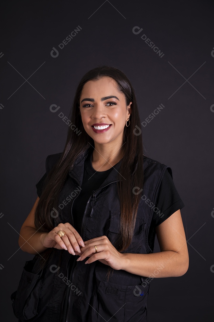 Jovem mulher com pose e sorrindo