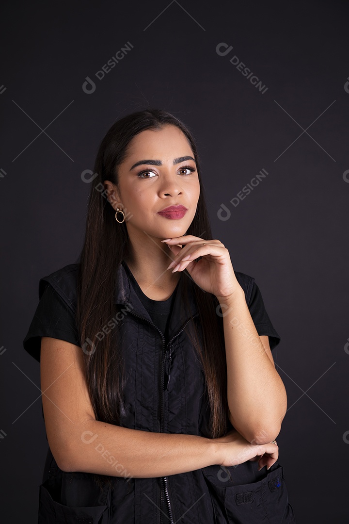 Mulher jovem com pose de mão no queixo