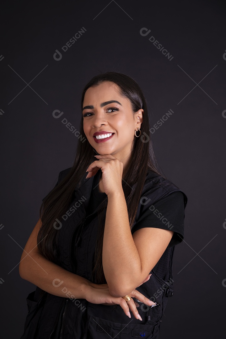 Mulher linda com pose de mão no queixo