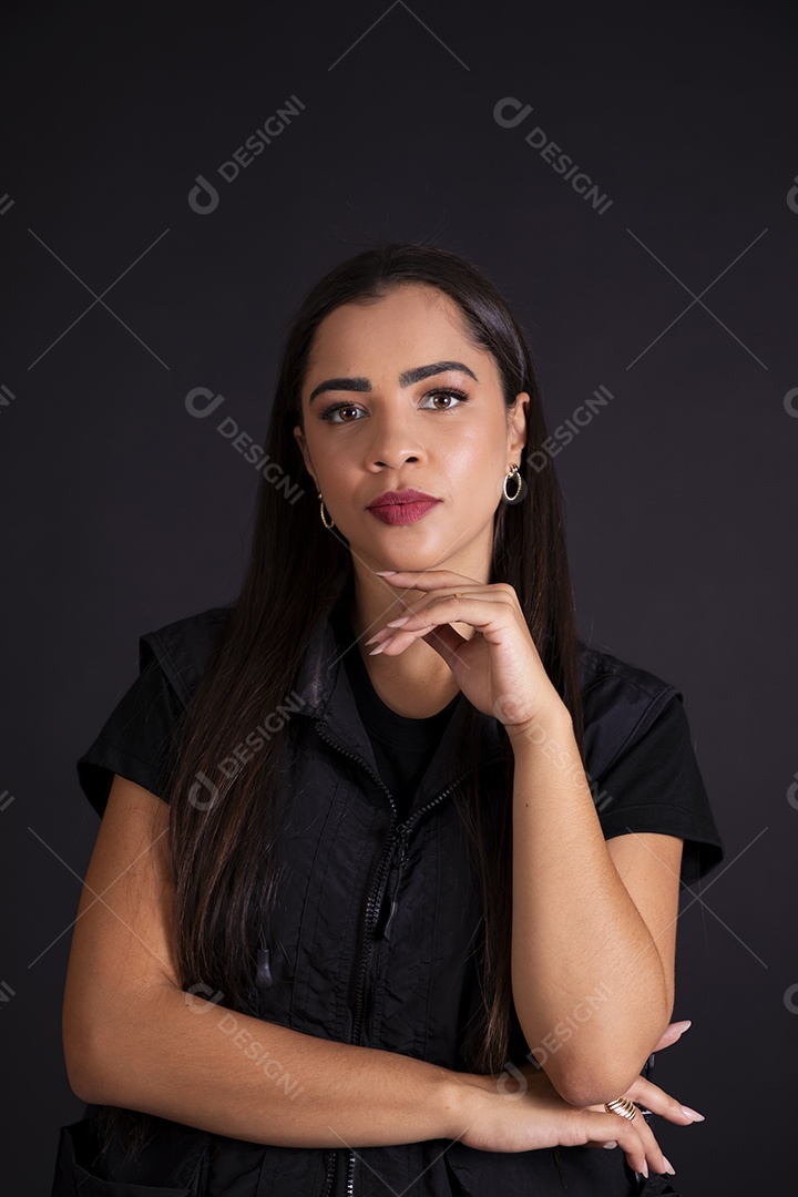 Linda mulher com mãos no queixo