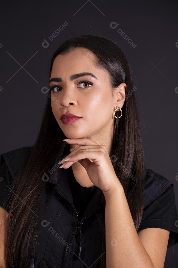 Linda mulher jovem com mão no queixo