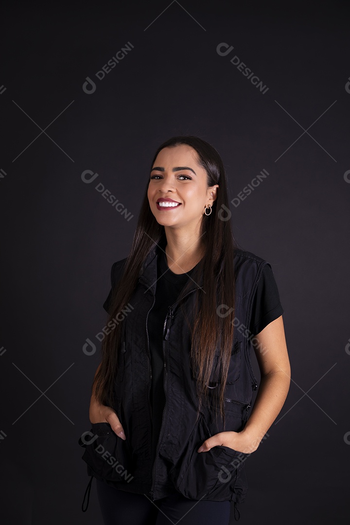 Mulher linda jovem vestida de preto