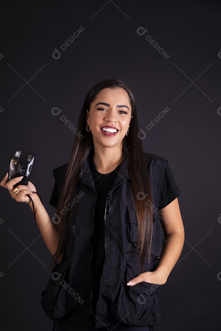 Mulher fotografa sorridente com camera na mão