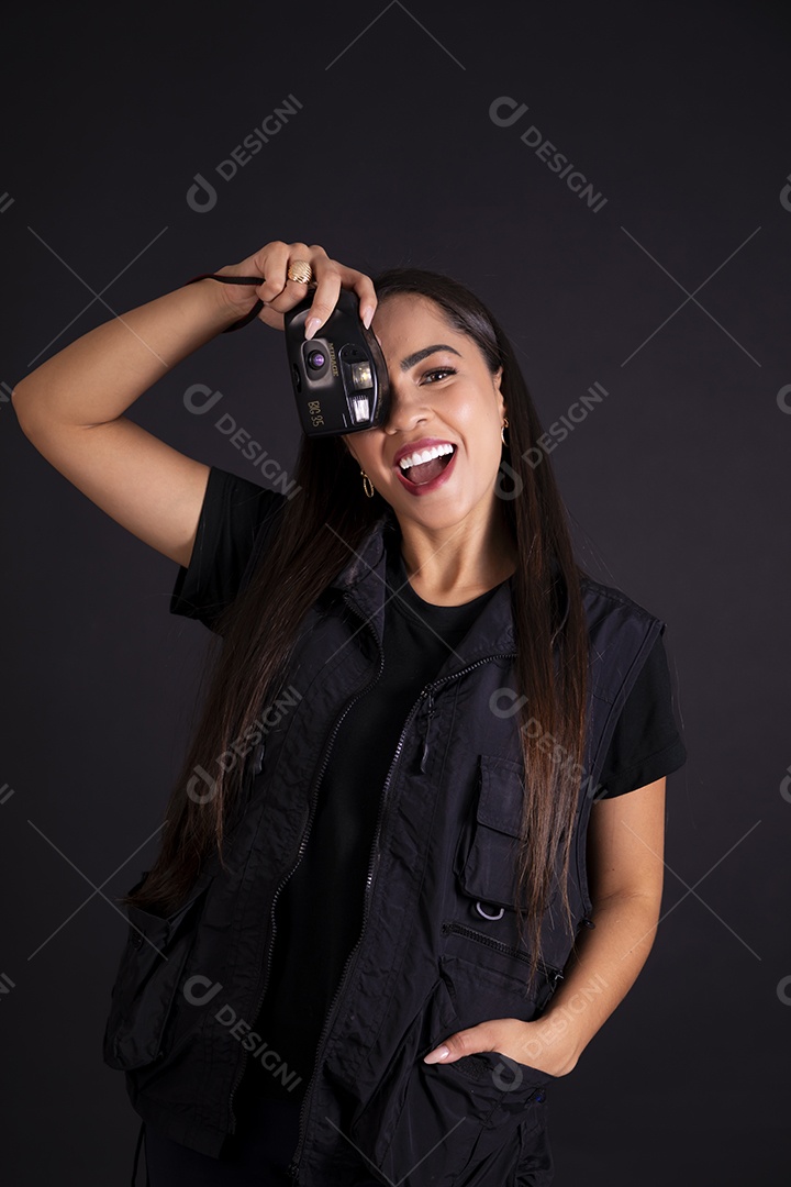 Jovem mulher fotografa com camera na mão