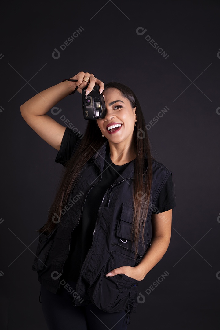 Jovem fotografa com camera na mão