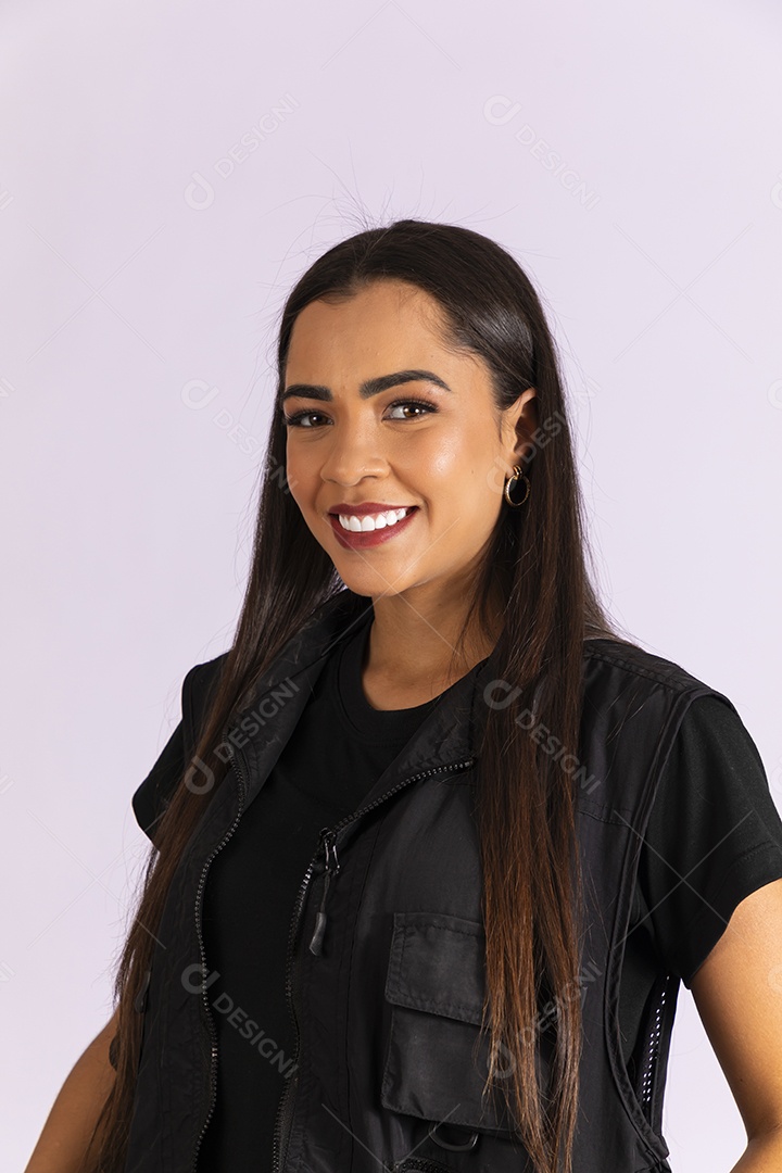 Jovem linda sorridente usando jaqueta preta